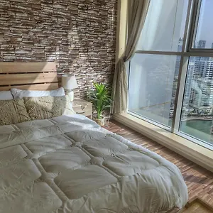 منزل للإقامة Green Sky Holiday With Shared Kitchen And Lounge, دبي