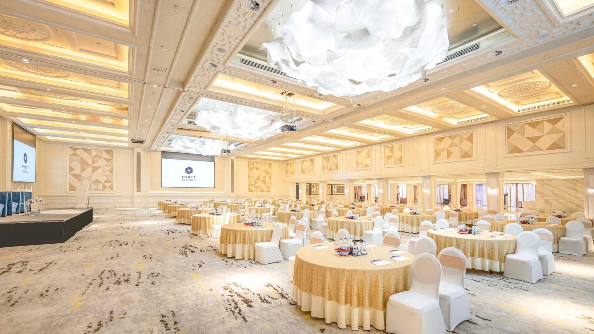 Hyatt Regency Dubai - Corniche Otel